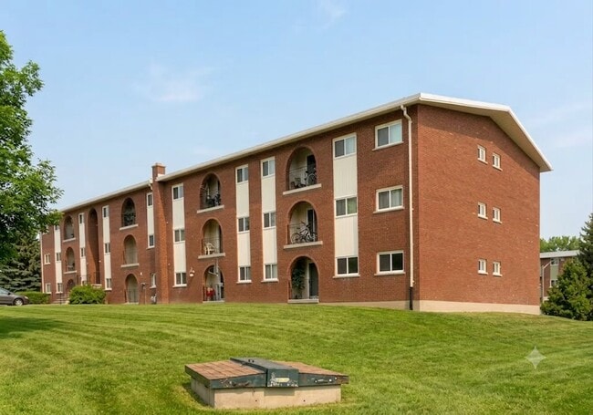 Photo - 627 Silverbirch Rd