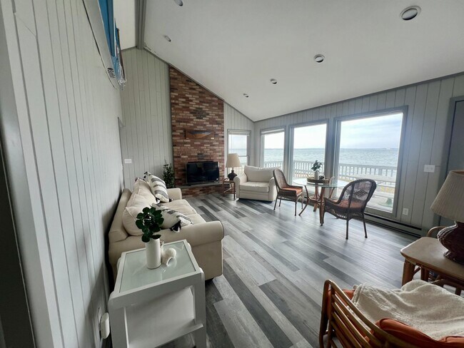 Photo - 1355 Watersedge Way