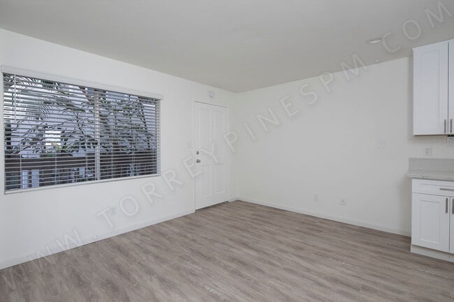 Photo - GORGEOUS 1 Br Apartment in a Great Hillcrest Location! Unidad 03