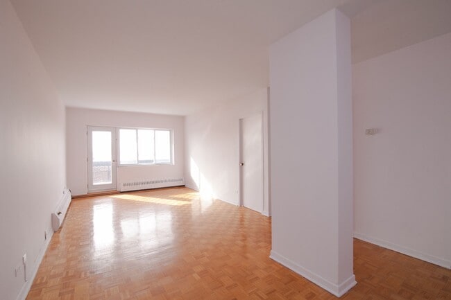 Building Photo - 2400 Av. Van Horne Unit 407