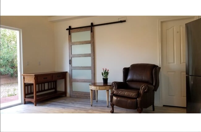 2. Entrada al estudio y sala de estar con orientación este y norte (vistas al jardín + puerta de patio con persianas para mayor privacidad). - 137 E 755 S