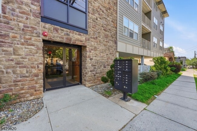 Building Photo - 594-596 Jefferson Avenue Unit 104