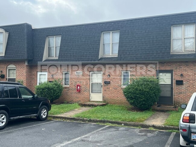 Building Photo - Spacious 2 Bedroom 1.5 Bath Townhome Unit 2305-D