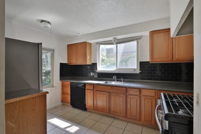 Photo - 5br,1.5ba, FREE off-street parking, huge f...