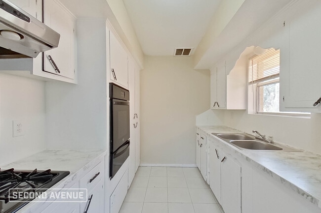 Photo - 9702 Hillis St