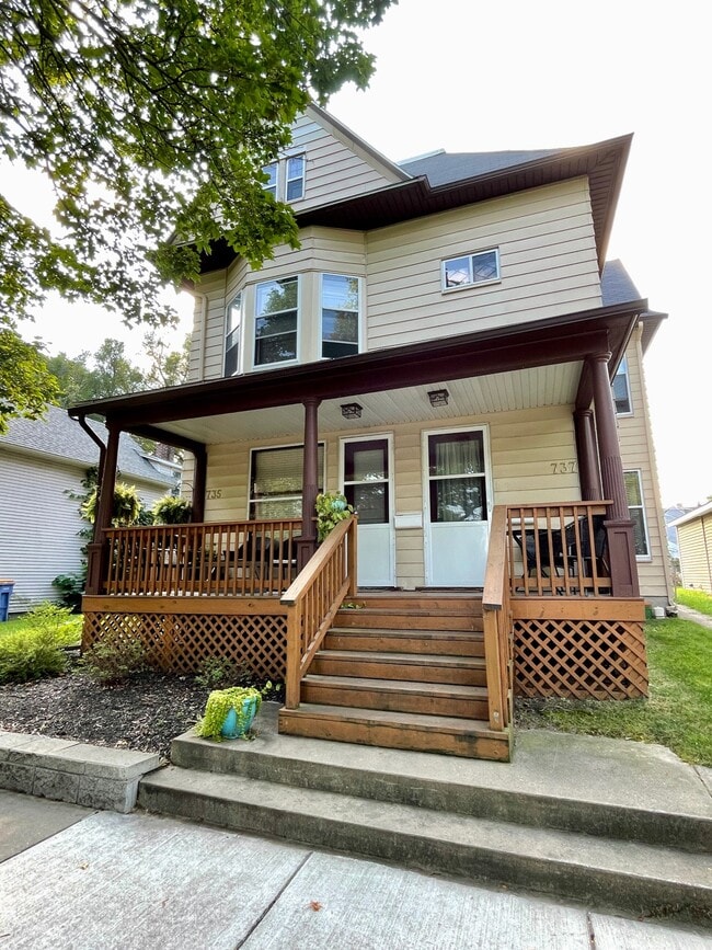 Photo - 735 Livingston Ave NE Unit 735