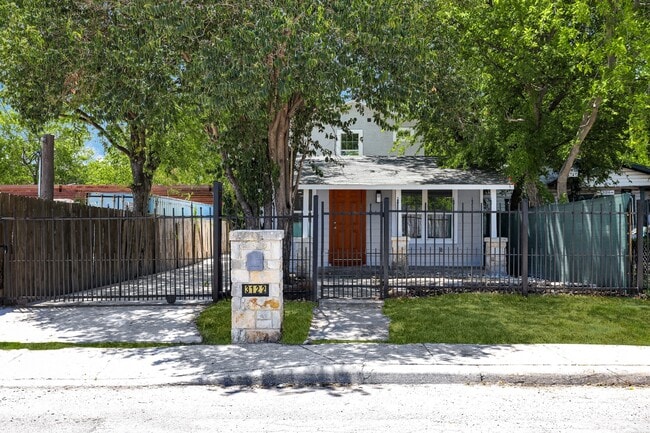 Building Photo - 3122 W César E Chávez Blvd Rental