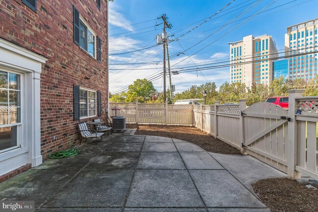 Photo - 1601 N Van Dorn St Unidad A1