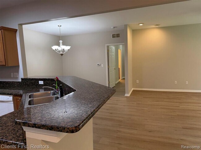 Photo - 16040 Morningside