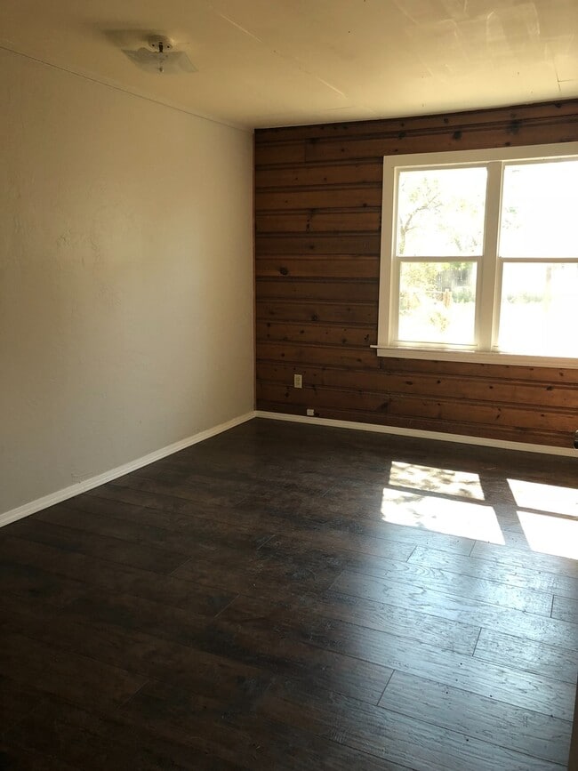 Photo - 3 Bedrooms 2 Baths 1 Car Garage Walking Di...