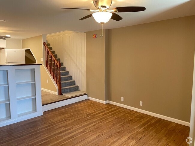 Building Photo - 3 Bedroom 1 Bathroom Townhome in East Hemp...