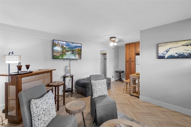 Building Photo - 30 SE 13th St Unit A6