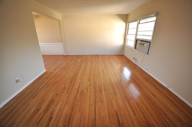 Photo - 11720-26 Magnolia Blvd Unit 11722.5