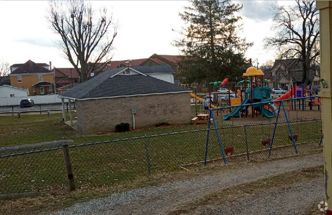 Playground next door - 113 Cort St Rental