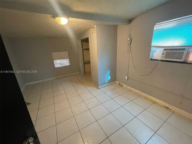 Photo - 1645 Lauderdale Manor Dr