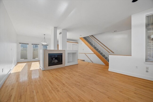 Photo - 243 Carron St