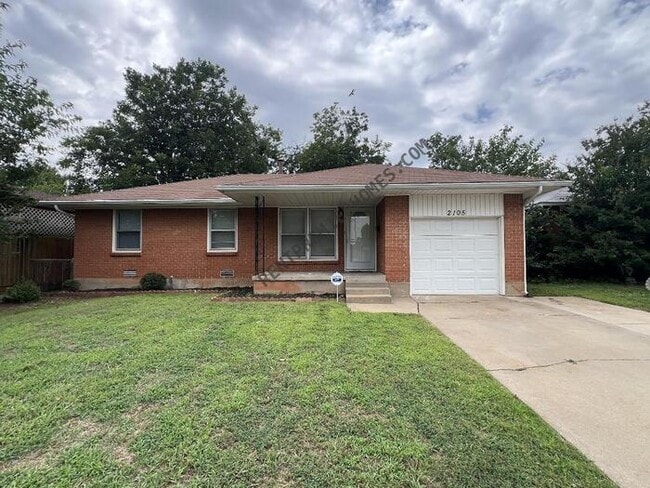 Building Photo - 2105 Maple Dr