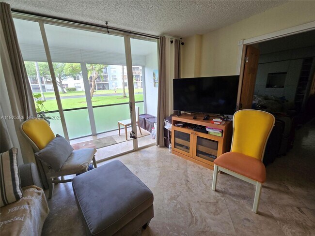 Building Photo - 114 Royal Pk Dr Unit 1B