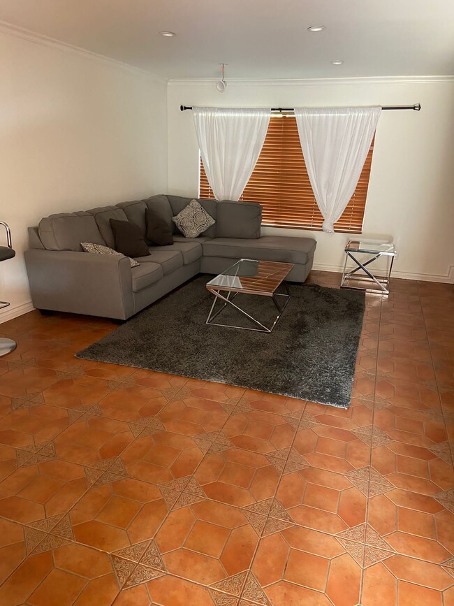 Living Room - 19050 Kittridge St Casa Adosada