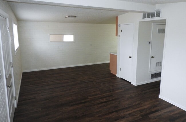 Photo - Beautifully Remodeled 3+1 Bungalow with Indoor-Outdoor Living