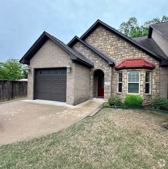 Building Photo - Cobblestone Court Condos Unit Cobblestone Court Condos