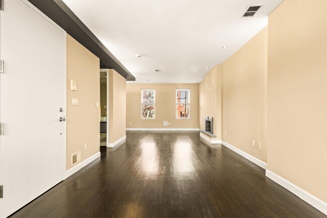 Photo - 526 Manila Ave