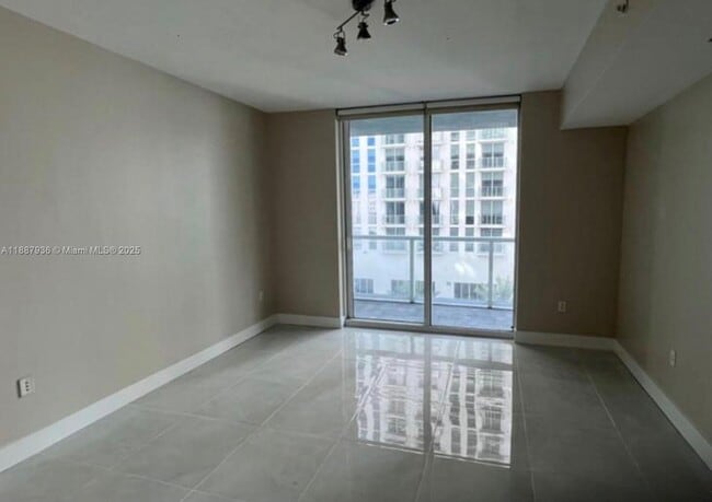 Photo - 253 NE 2nd St Unidad 1504