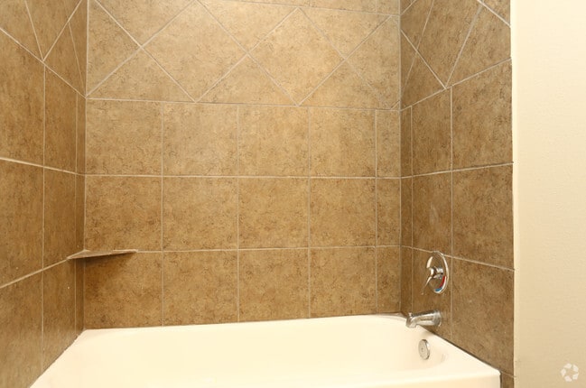 2BR-2BA 983sf ¡Primer cuarto de baño - Westridge Senior Apartments