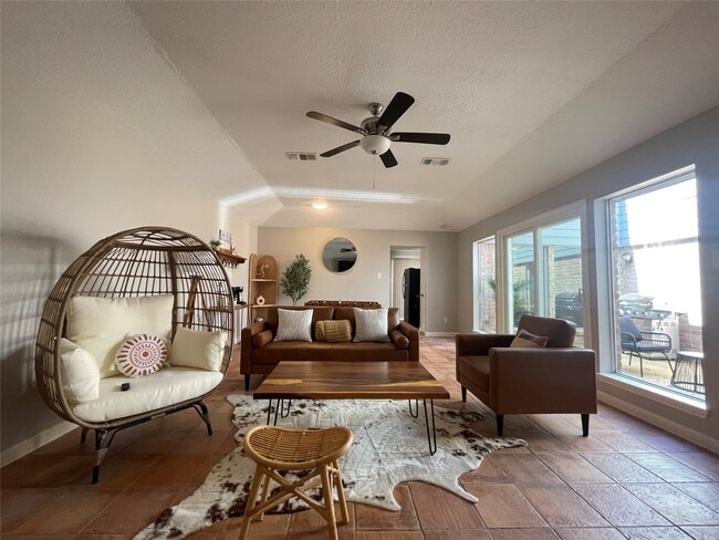 Building Photo - 15630 Pine Mountain Dr