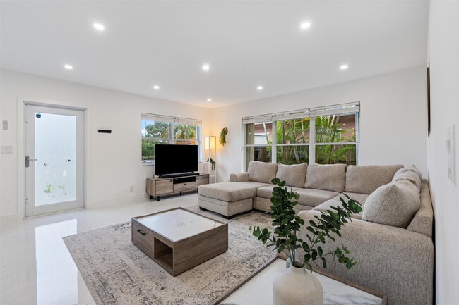 Building Photo - 1409 NE 2nd Ave