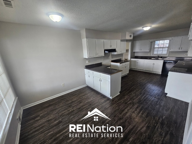 Grand 5BR/3BA East Memphis Estate | 2,603 Sq Ft, Hardwood Floors, Fireplace & Large Yard