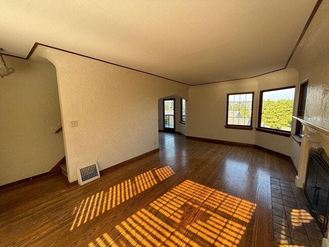 Photo - 2466 Montavista Pl W