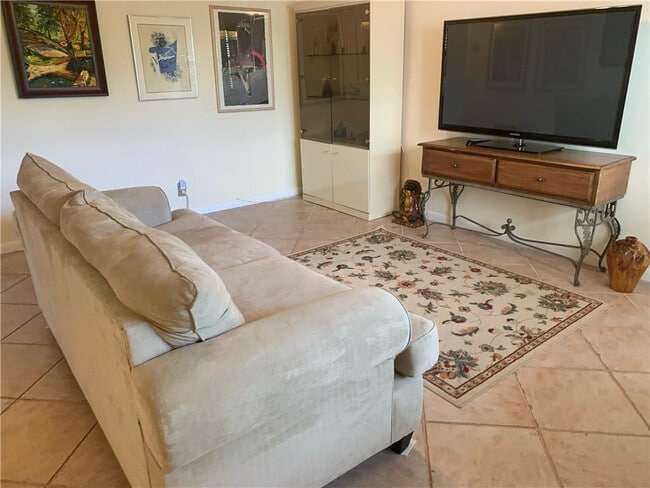 Photo - 820 Flanders S