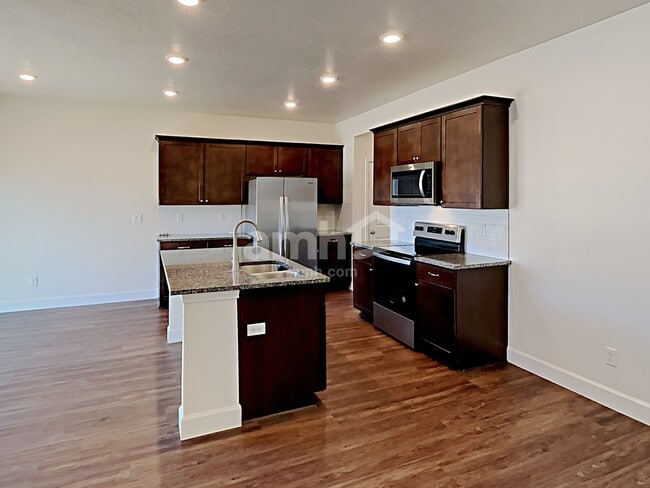 Photo - 373 North St