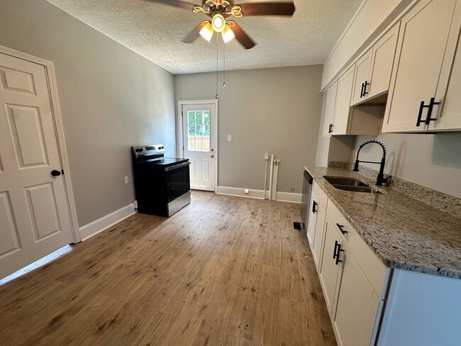 Photo - 684 Williams Ave