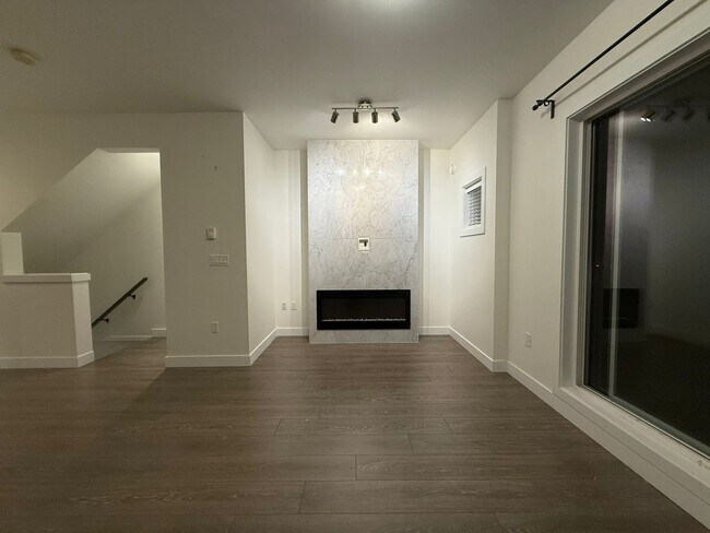 Photo - 9080 No. 3 Road