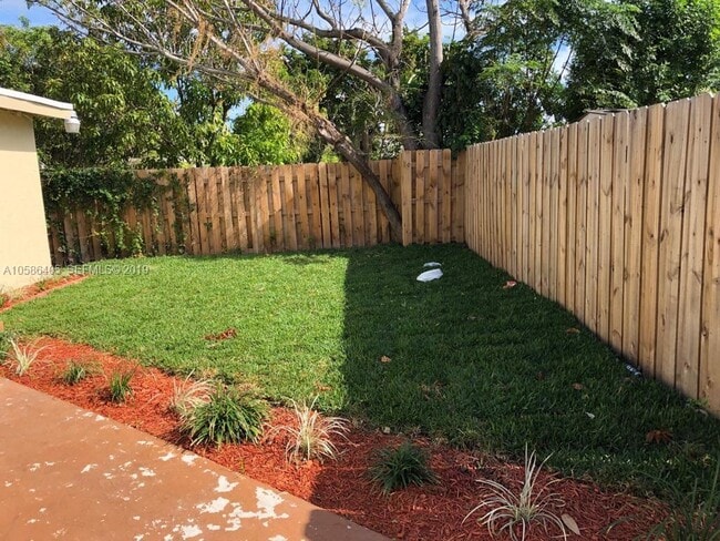 Photo - 2431 Plunkett St