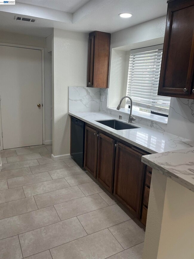 Photo - 1501 Trawler St