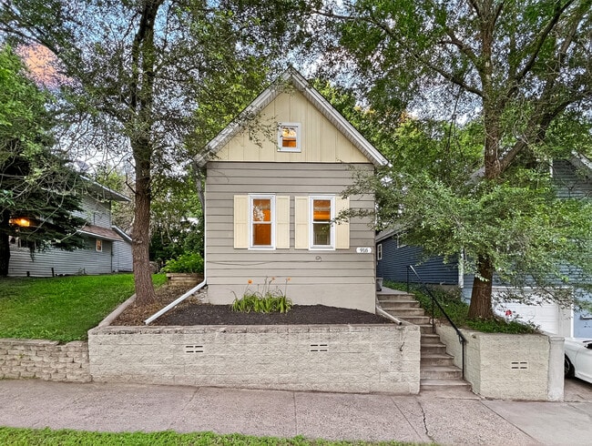 Building Photo - 916 Farrington St Rental