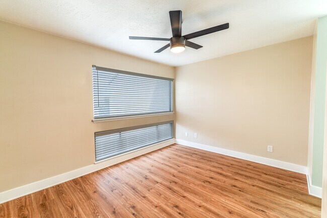 Photo - 3939 Knollcrest Dr