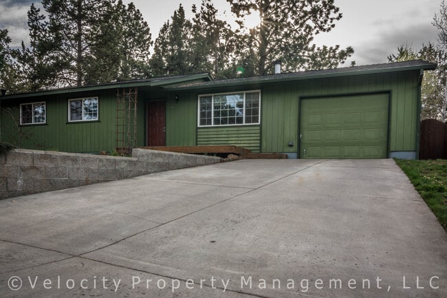 Building Photo - Single Level Home! Pets Welcome!
