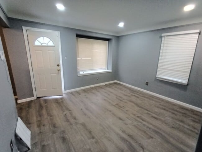 Photo - 3 bed/1 bath bungalow - Now Available!