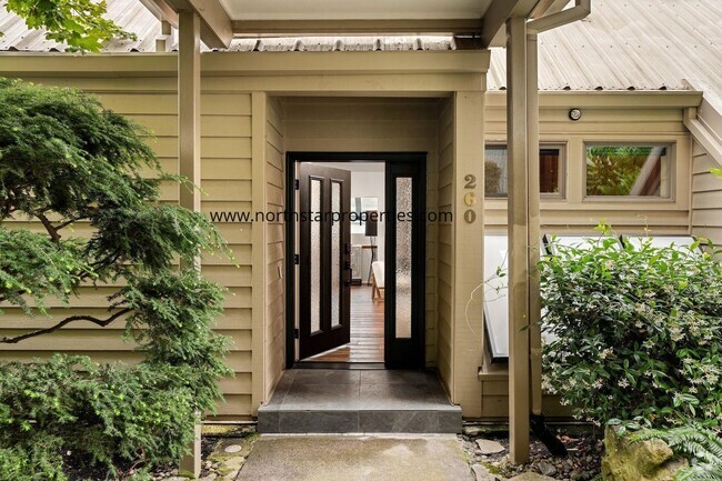 Building Photo - Stunning Riverfront Townhome in Sellwood