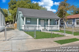 Building Photo - 2209 N Flores St Rental