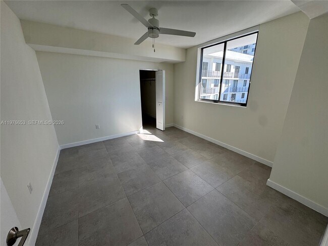 Building Photo - 16395 Biscayne Blvd Unit PH 2211