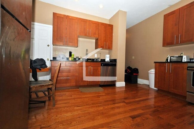 Building Photo - 10 Glenville Ave
