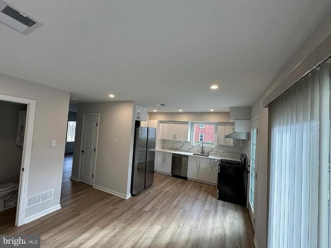 Building Photo - 104 Stuart Ave