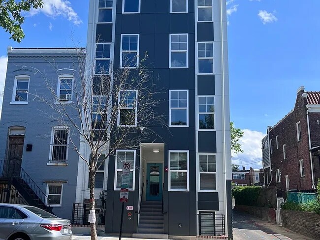 Building Photo - 712 Girard St NW Unit 1