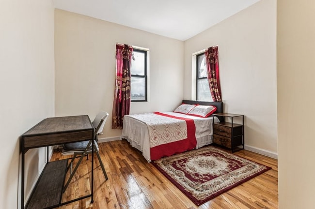 Photo - 71-31 169th St