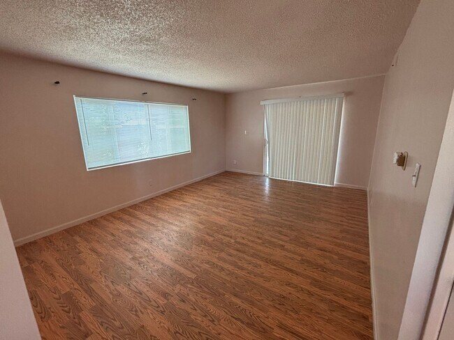 Photo - 937 W Donovan Rd